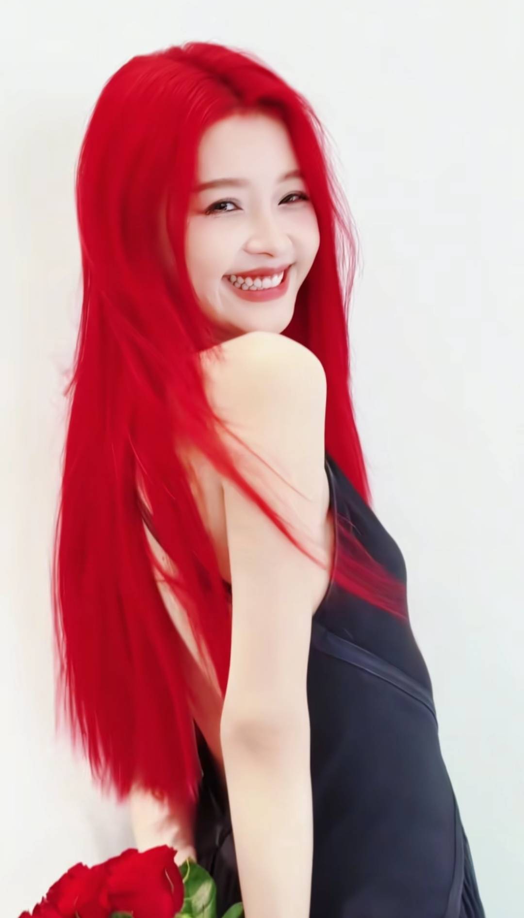 女演员染红色头发<strong></p>
<p>原油返佣</strong>，称“吃了三天过敏药才敢染”