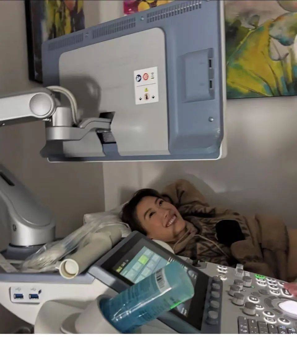 谢霆锋妹妹谢婷婷宣布怀第二胎<strong></p>
<p>原油返佣</strong>！晒出和高大外籍老公甜蜜合照