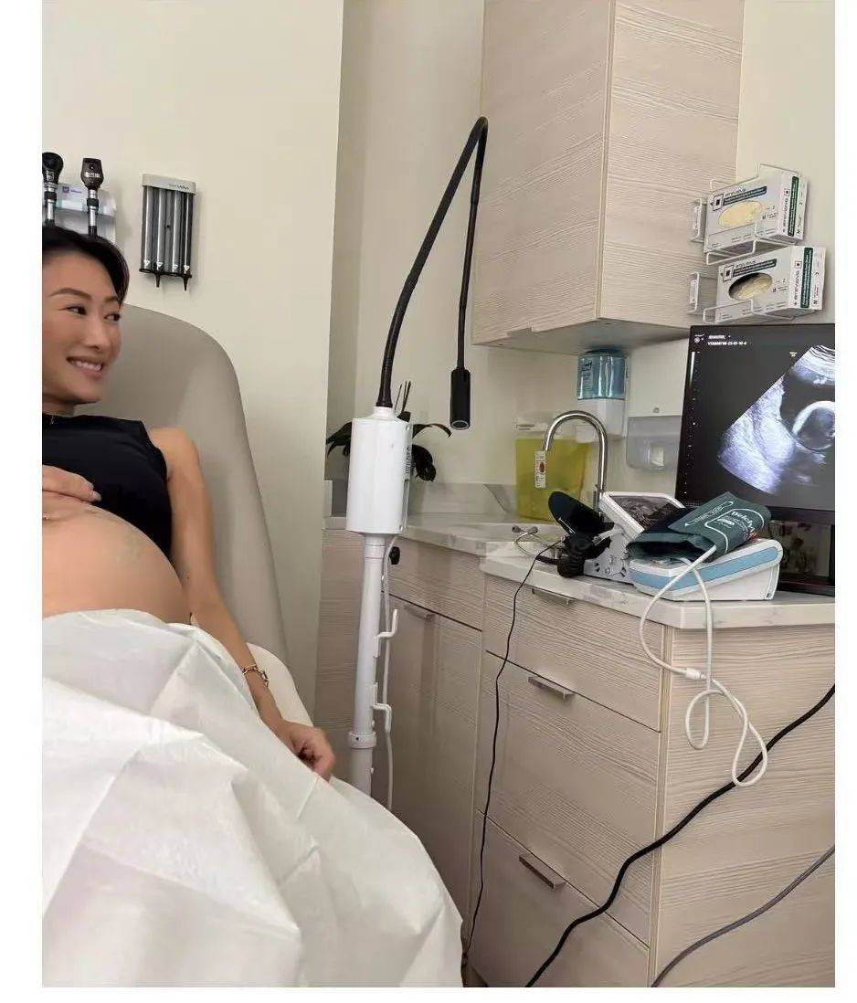 谢霆锋妹妹谢婷婷宣布怀第二胎<strong></p>
<p>原油返佣</strong>！晒出和高大外籍老公甜蜜合照