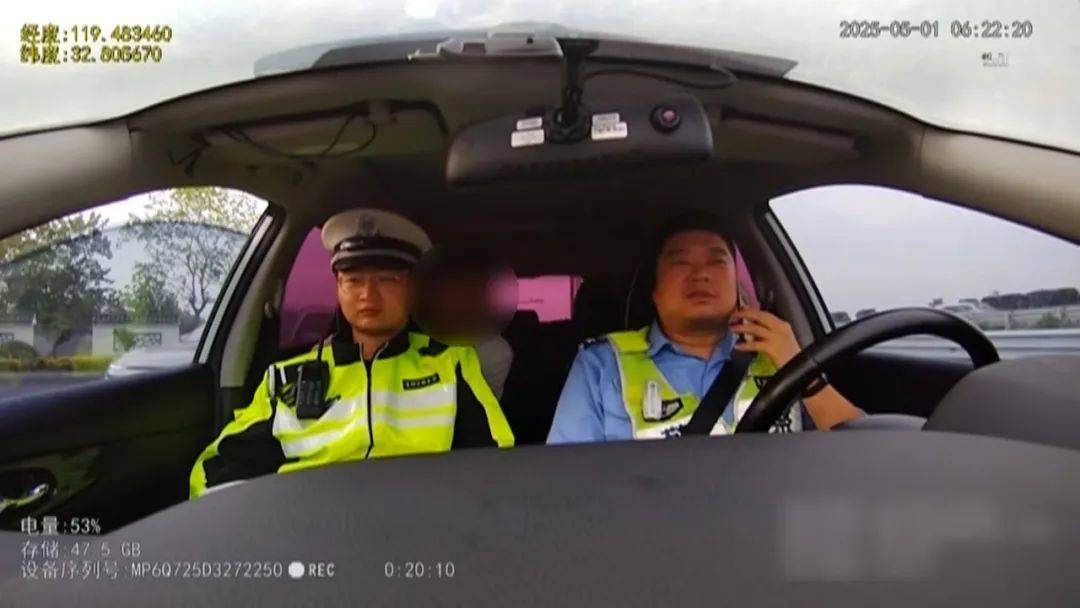 夫妻因开车问题吵架，丈夫没带手机被扔高速，无奈车道上插兜散步