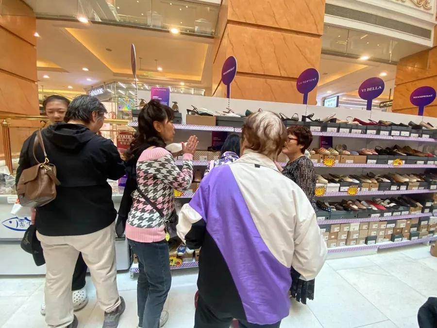 “1800元的出口商品219元拿下”!上海人假期疯狂“捡漏”<strong></p>
<p>原油加工量</strong>,这里外贸好东西都卖爆了,新品还将接力上市