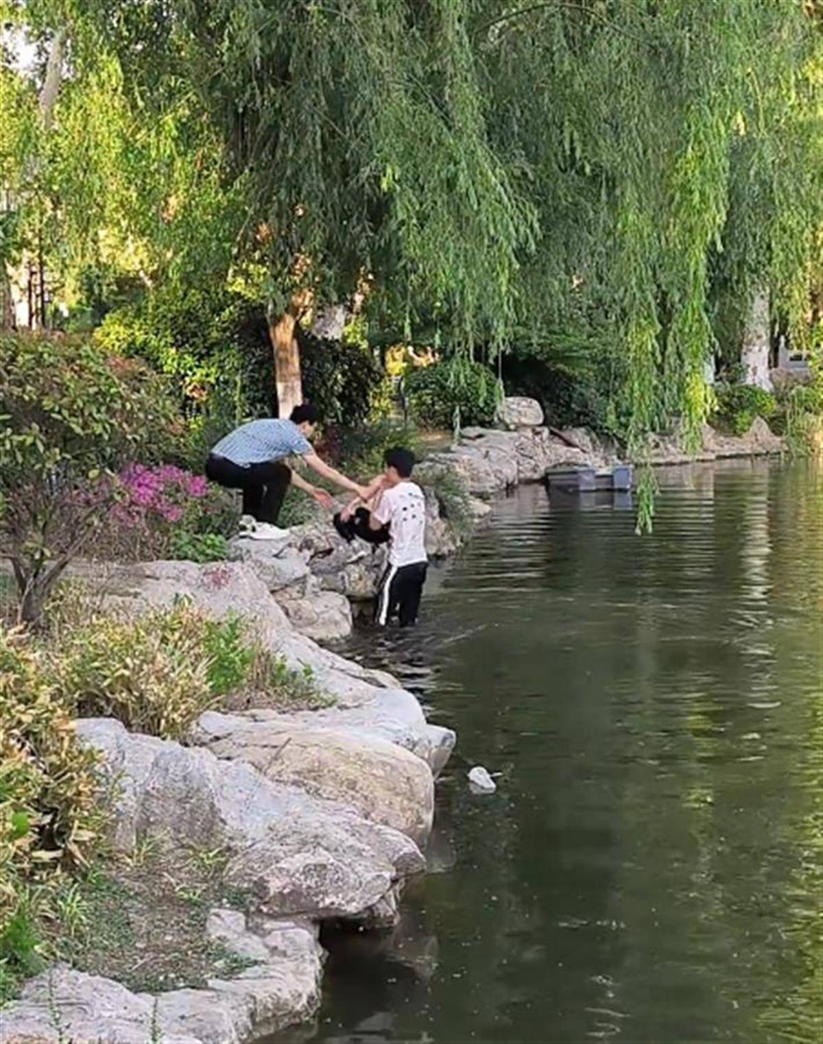 徐州一女童落水被救起<strong></p>
<p>原油加工量</strong>,家长赶来先责怪孩子,救人者:家长当时吓坏了,后来已道谢