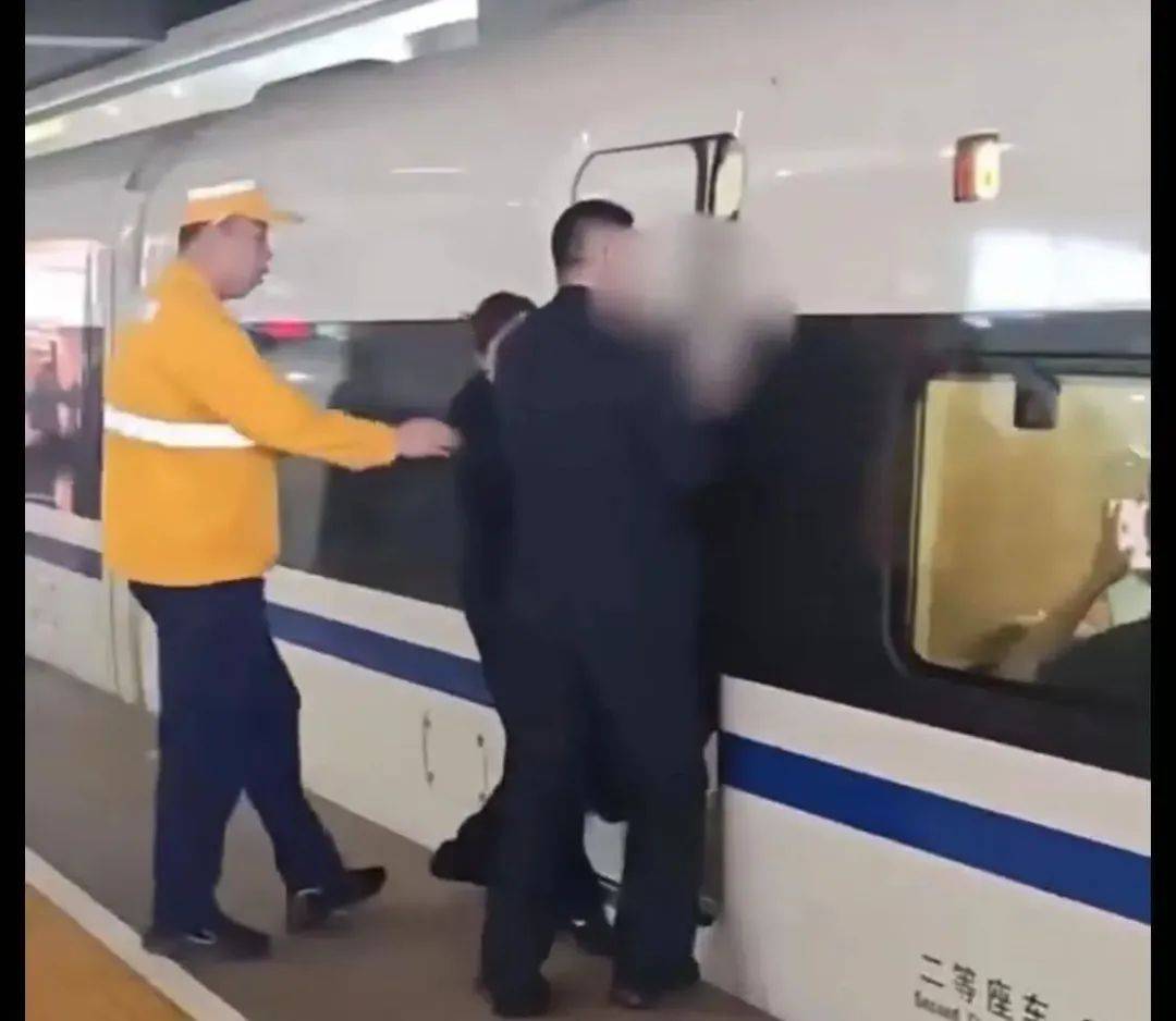 上海虹桥站有旅客扒车门<strong></p>
<p>原油加工量</strong>?铁路上海站回应:系身体不适