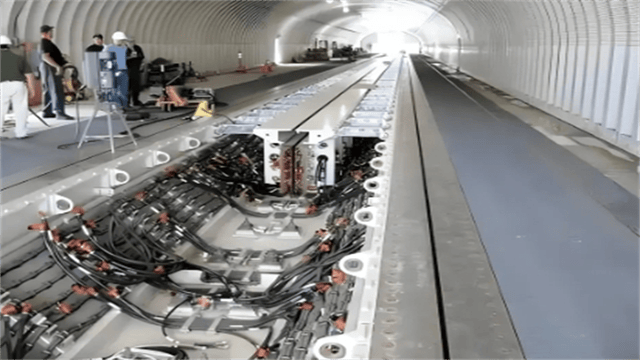 央视大方展示!在6艘船簇拥下<strong></p>
<p>原油山</strong>,福建舰开足马力直奔东海