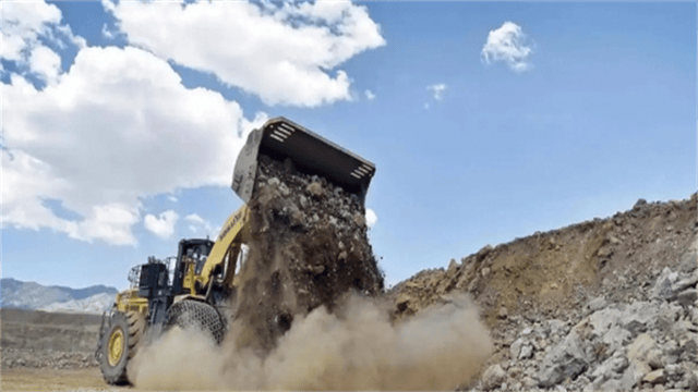 央视大方展示!在6艘船簇拥下<strong></p>
<p>原油山</strong>,福建舰开足马力直奔东海