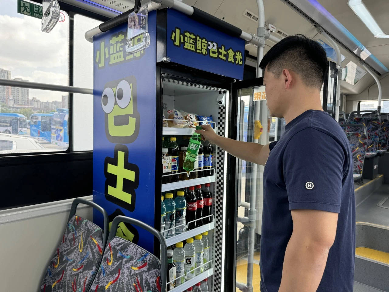 南京公交回应车厢内设售货机：是执行便民福利的要求<strong></p>
<p>原油山</strong>，和厂商共同负责安全