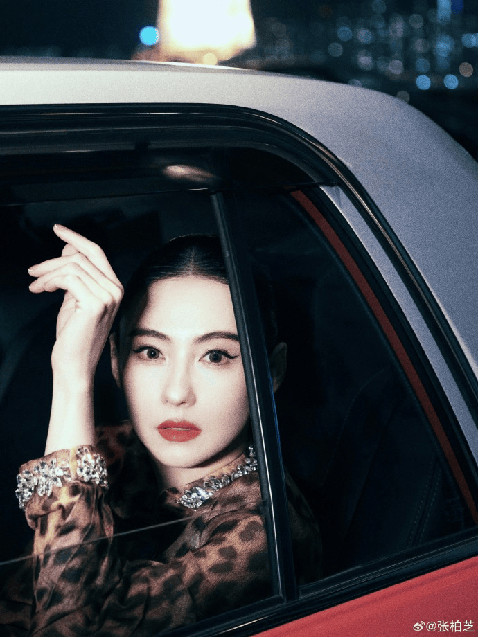 张柏芝身穿豹纹装<strong></p>
<p>原油山</strong>，时隔26年再现我养你名场面！烈焰红唇太抢镜