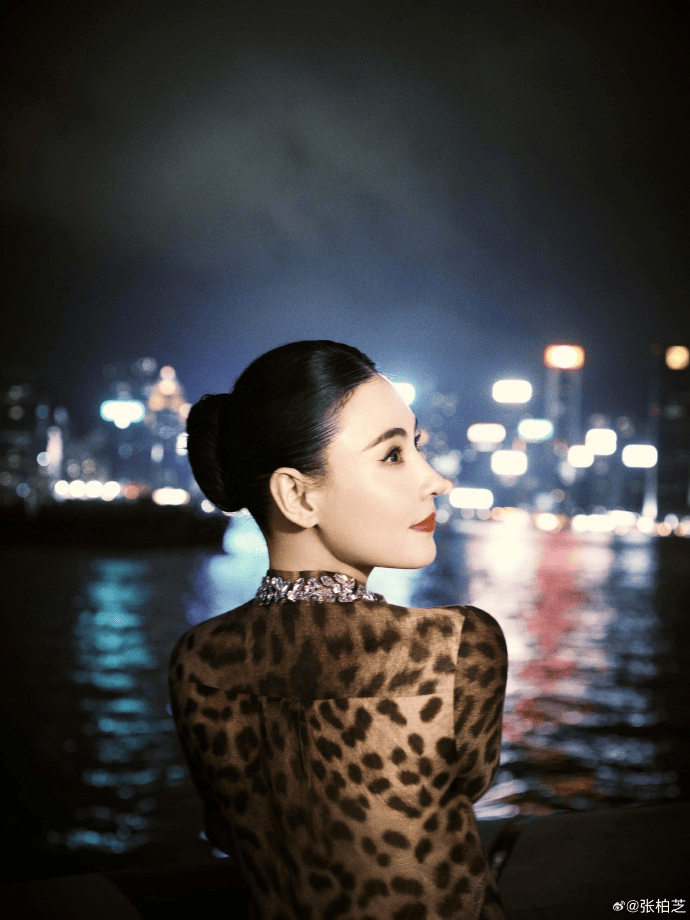 张柏芝身穿豹纹装<strong></p>
<p>原油山</strong>，时隔26年再现我养你名场面！烈焰红唇太抢镜