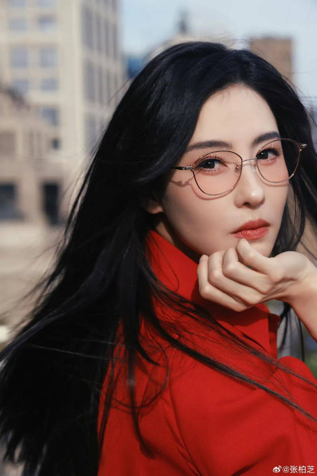 张柏芝身穿豹纹装<strong></p>
<p>原油山</strong>，时隔26年再现我养你名场面！烈焰红唇太抢镜