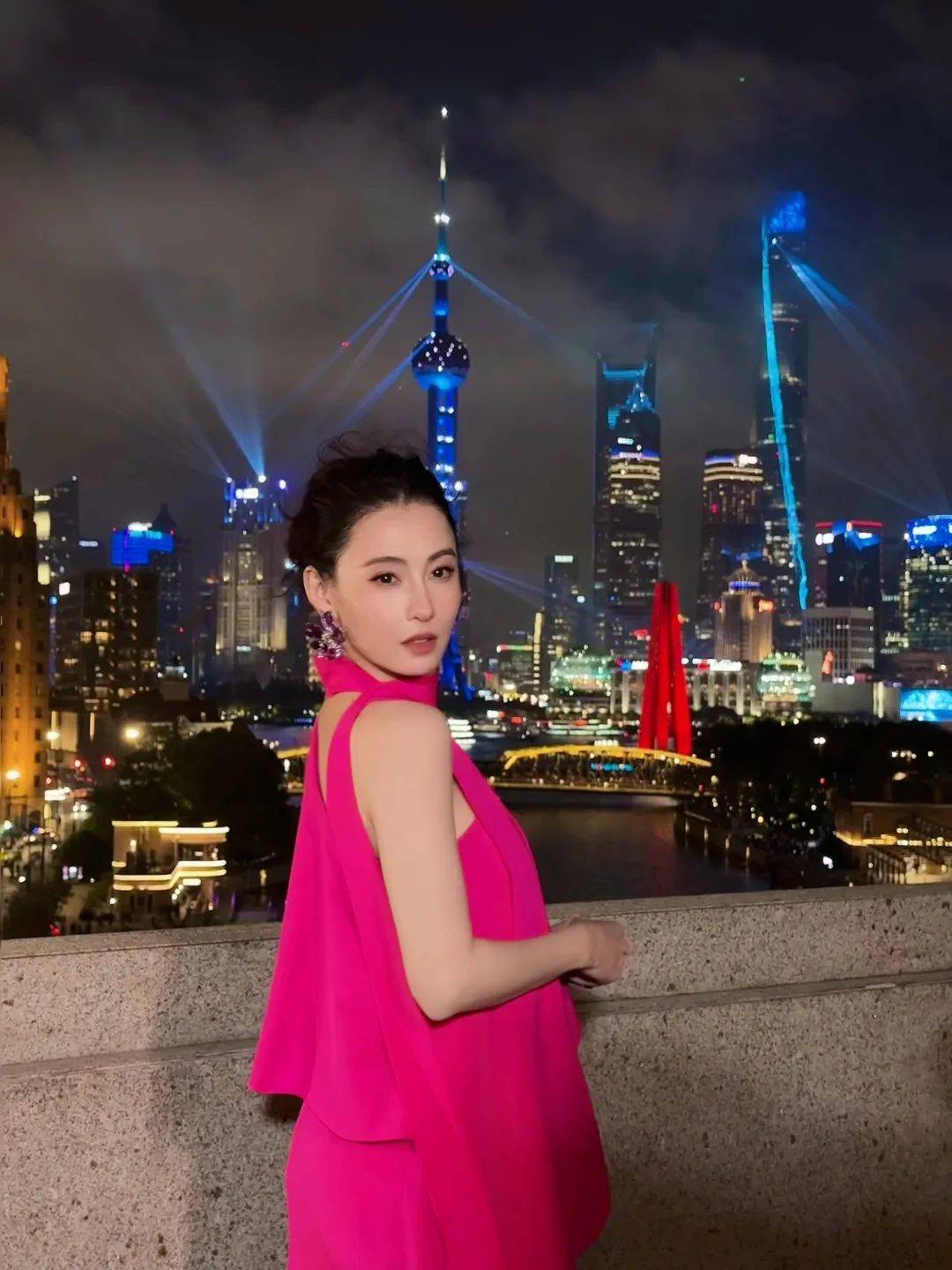 张柏芝身穿豹纹装<strong></p>
<p>原油山</strong>，时隔26年再现我养你名场面！烈焰红唇太抢镜