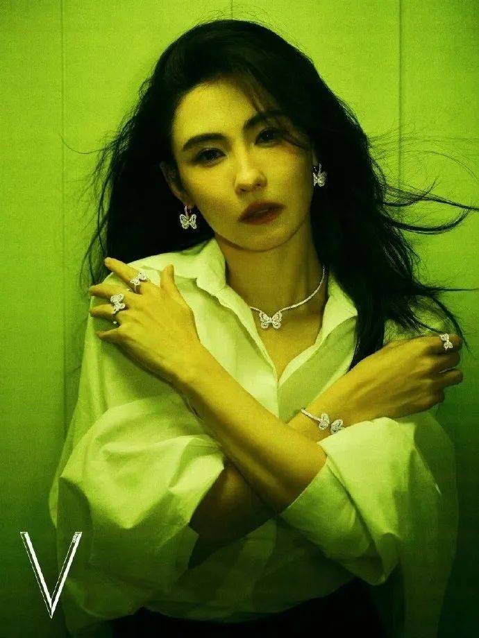 张柏芝身穿豹纹装<strong></p>
<p>原油山</strong>，时隔26年再现我养你名场面！烈焰红唇太抢镜