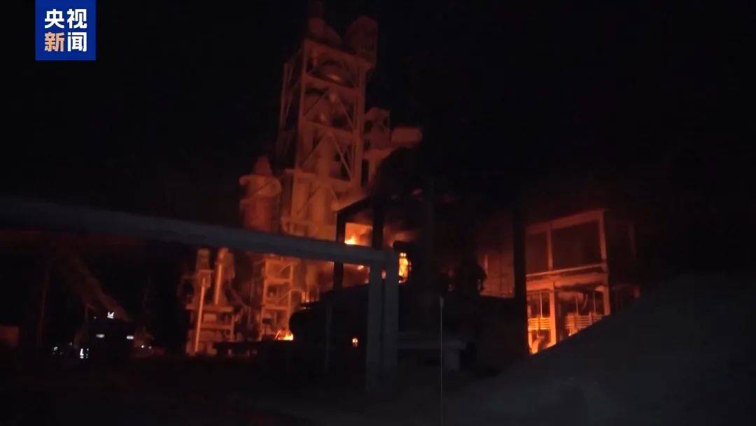 密集空袭<strong></p>
<p>原油山</strong>!以军对也门萨那机场发出撤离警告