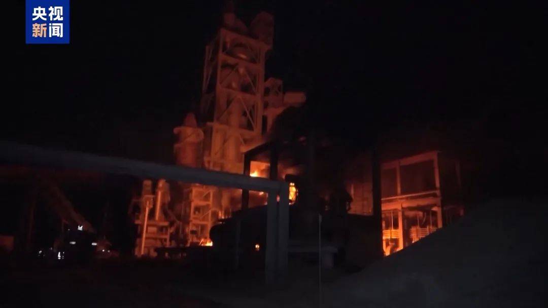 密集空袭<strong></p>
<p>原油山</strong>!以军对也门萨那机场发出撤离警告