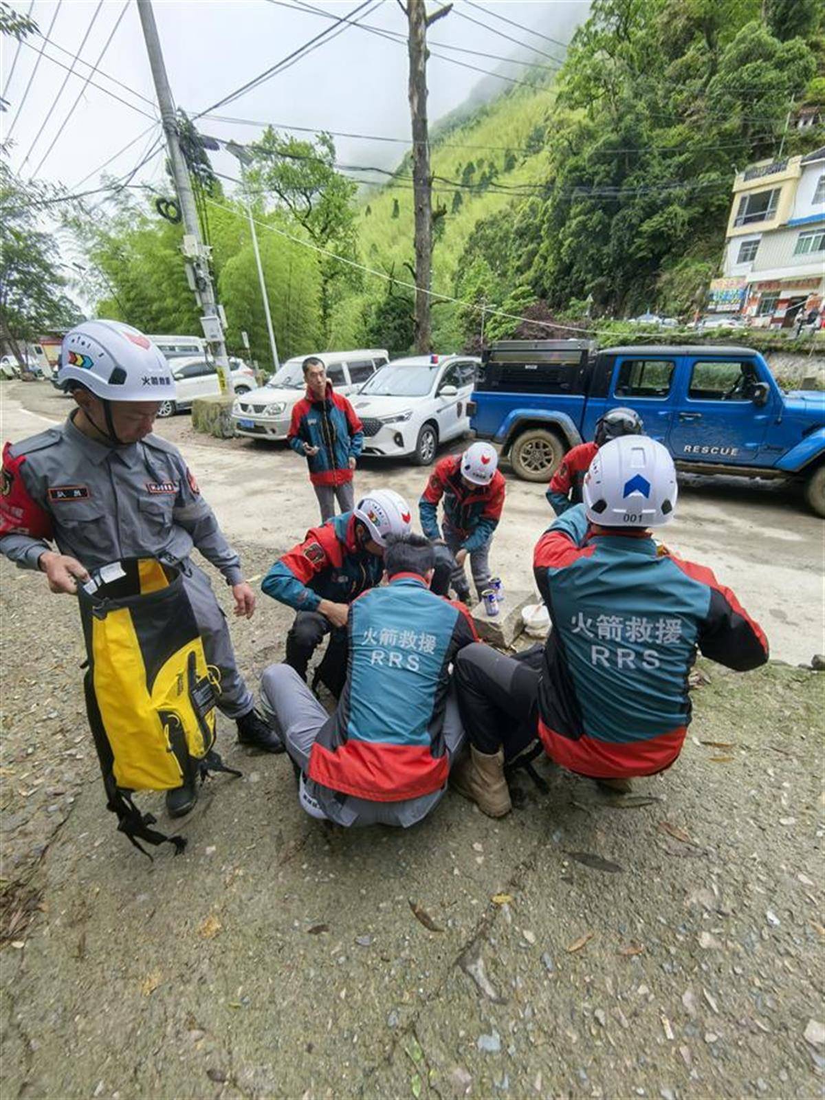 不到7点<strong></p>
<p>期货原油实时行情</strong>,搜寻福建8岁失踪男童的救援队伍已经出发