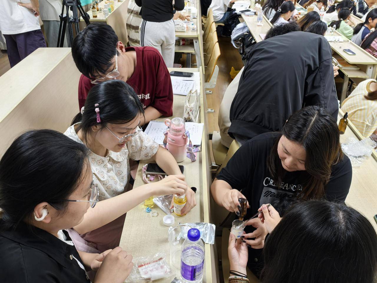 口红、面霜、爽肤水……浙江高校学生DIY纯天然化妆品<strong></p>
<p>期货原油实时行情</strong>,这门课一开就是十年