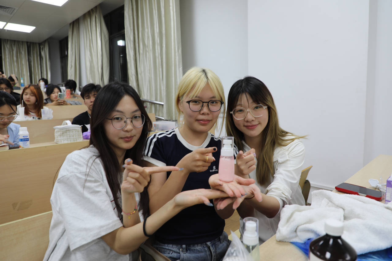 口红、面霜、爽肤水……浙江高校学生DIY纯天然化妆品<strong></p>
<p>期货原油实时行情</strong>,这门课一开就是十年