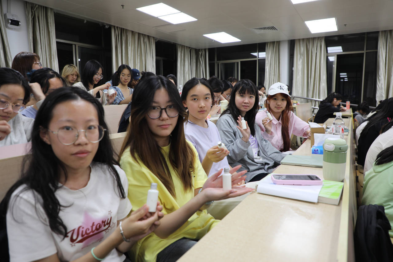 口红、面霜、爽肤水……浙江高校学生DIY纯天然化妆品<strong></p>
<p>期货原油实时行情</strong>,这门课一开就是十年