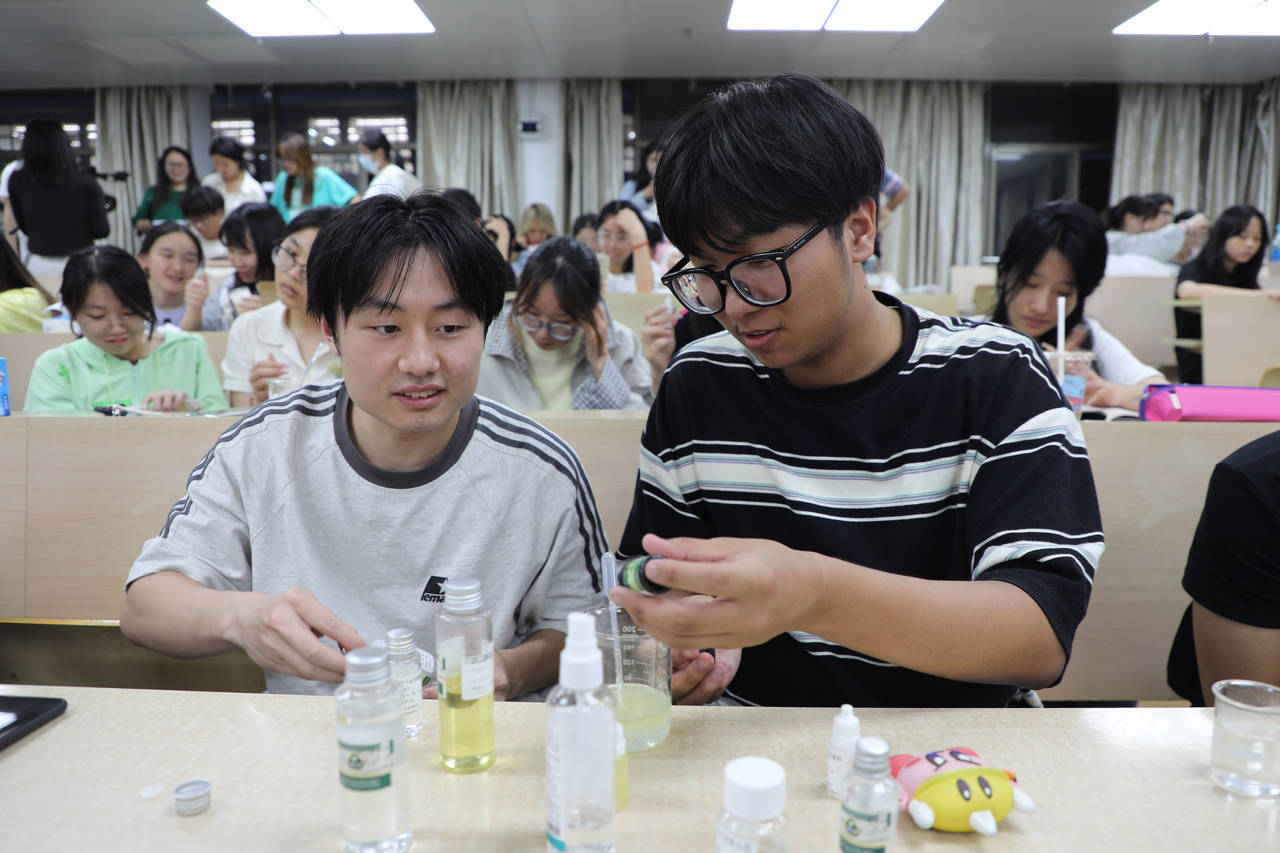 口红、面霜、爽肤水……浙江高校学生DIY纯天然化妆品<strong></p>
<p>期货原油实时行情</strong>,这门课一开就是十年