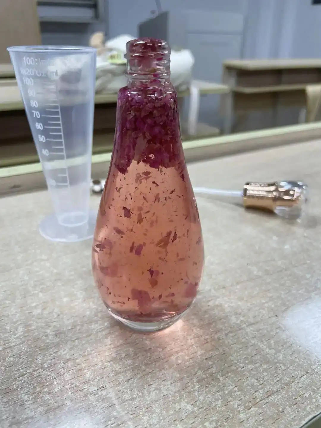 口红、面霜、爽肤水……浙江高校学生DIY纯天然化妆品<strong></p>
<p>期货原油实时行情</strong>,这门课一开就是十年