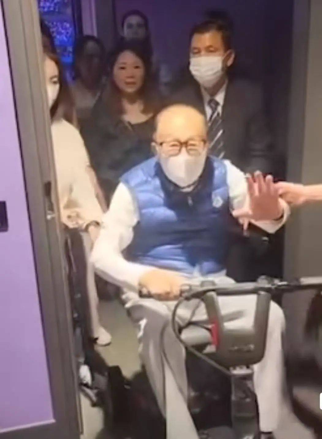 97岁李嘉诚和红颜知己周凯旋一同去看五月天演唱会<strong></p>
<p>利比亚原油</strong>,现场笑容不断,十分开怀,看起来精神十足