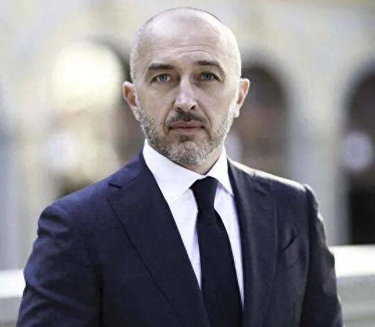 乌克兰终于恍然大悟<strong></p>
<p>外盘原油期货</strong>，泽连斯基开始悄悄掉头，最大金主已早已换人！