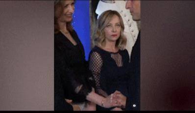 意大利女总理梅洛尼与马克龙又吵起来了<strong></p>
<p>中石化中原油田</strong>,此前曾对他“翻白眼”,送去“死亡凝视”