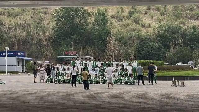 四川初三男生病重<strong></p>
<p>中石化中原油田</strong>,全班同学带板凳赶到医院,拍下特殊的毕业照