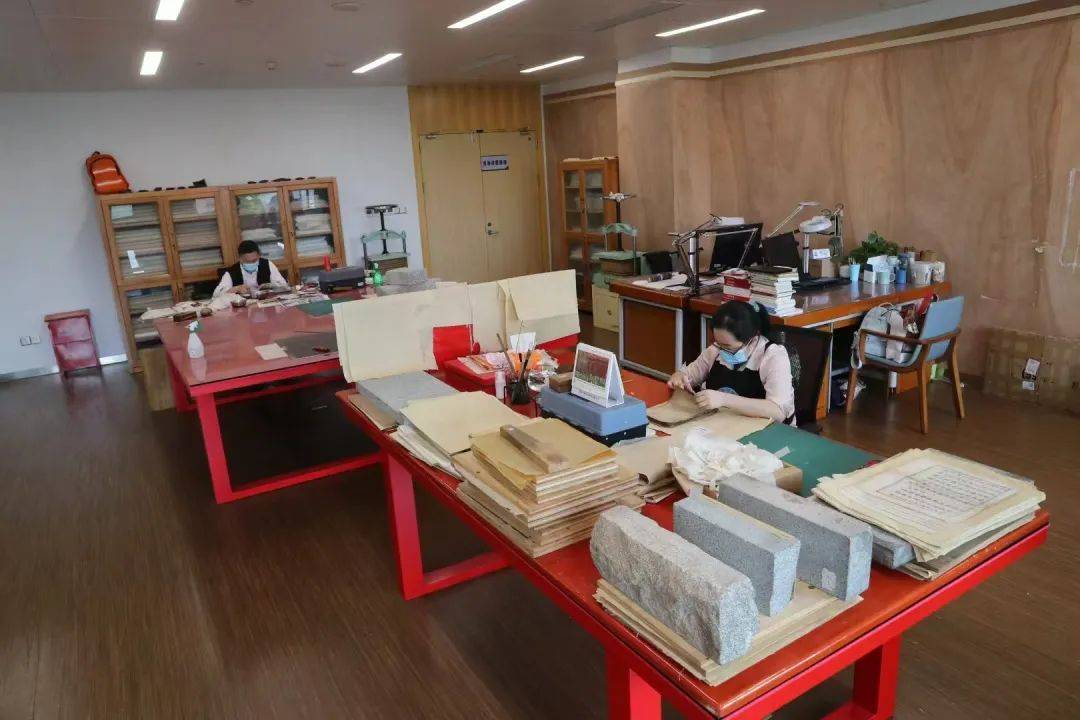 “冷板凳”一坐18年<strong></p>
<p>ine原油</strong>!41岁厦门女子:要一直坐下去