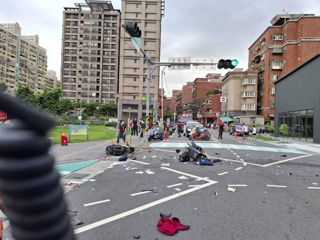 新北一校门口汽车撞3人死亡 78岁司机疑似醉驾