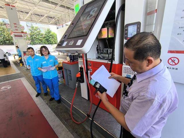 汽车加完油<strong></p>
<p>原油片</strong>，留在加油枪和油管里的油计费吗？