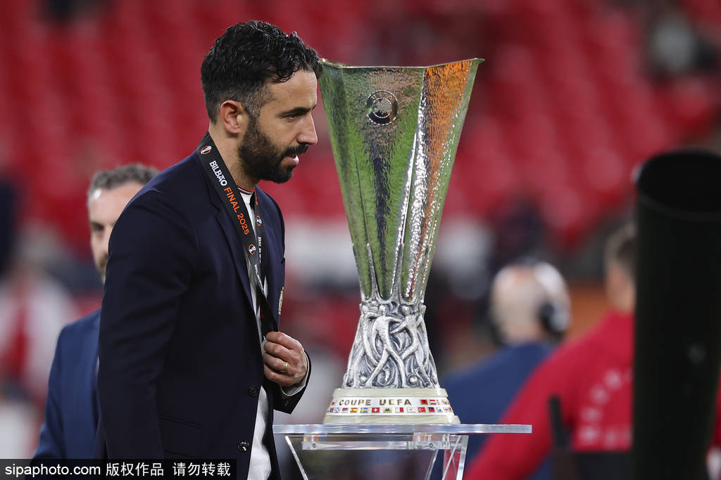 失败赛季<strong></p>
<p>原油片</strong>!曼联英超第16+欧联亚军 阿莫林:我仍是合适人选