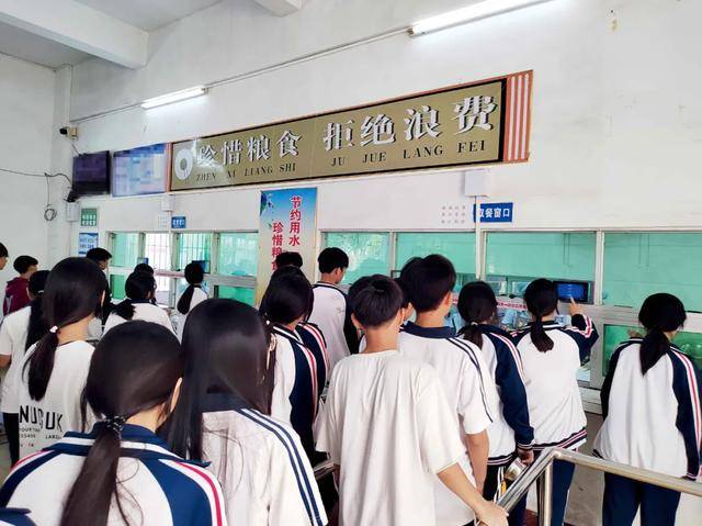 “小官巨贪校长”<strong></p>
<p>原油片</strong>，让乡镇初中生吃不饱