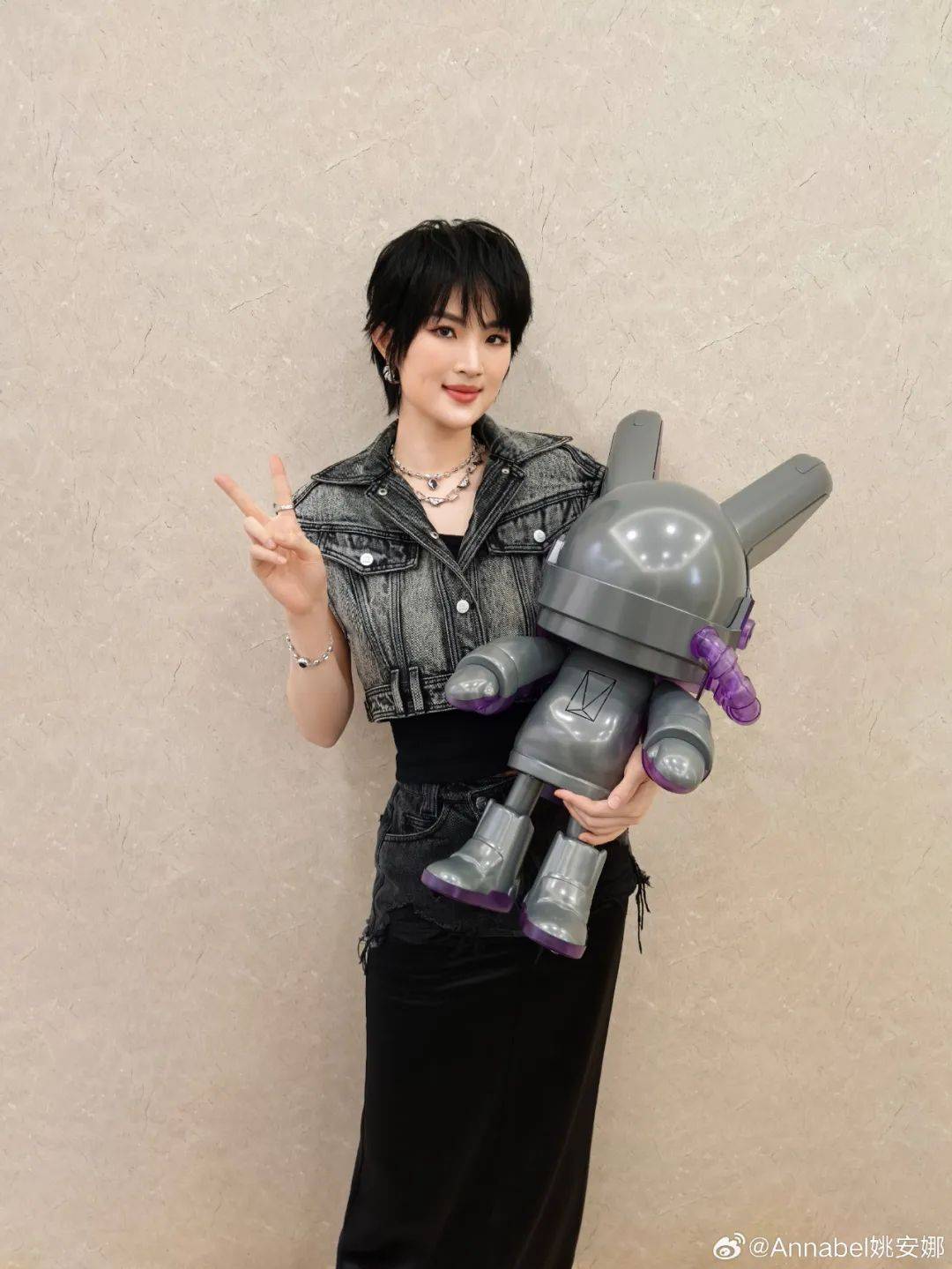 姚安娜被问到哈佛大学拒收国际生<strong></p>
<p>原油凝点</strong>,微笑回应“还好毕业了”,此前曾以满分成绩考入哈佛大学