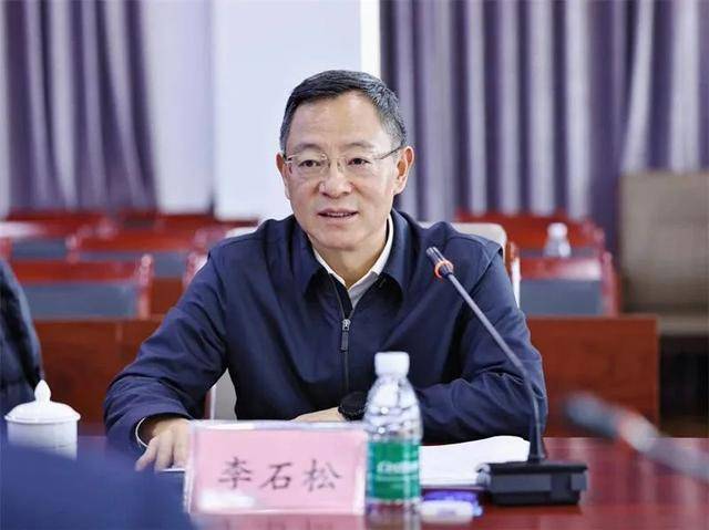 贪图享乐、道德败坏的李石松<strong></p>
<p>原油凝点</strong>,在厅长、市长、市委书记等任上敛财数额特别巨大