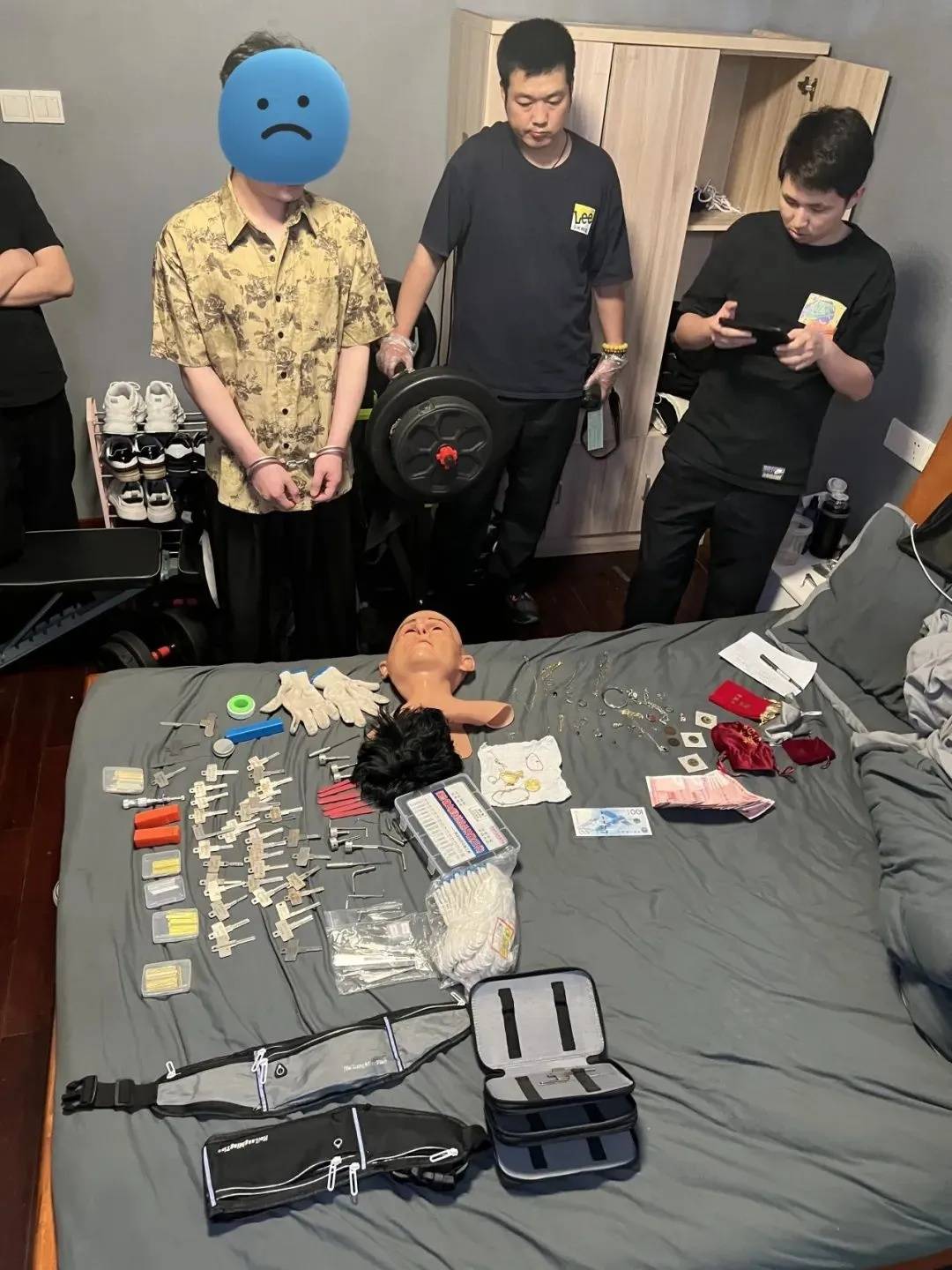 江苏一男子戴仿真“人皮”面具入室盗窃<strong></p>
<p>原油期货怎么样</strong>,流窜多个小区作案,涉案金额达15万余元