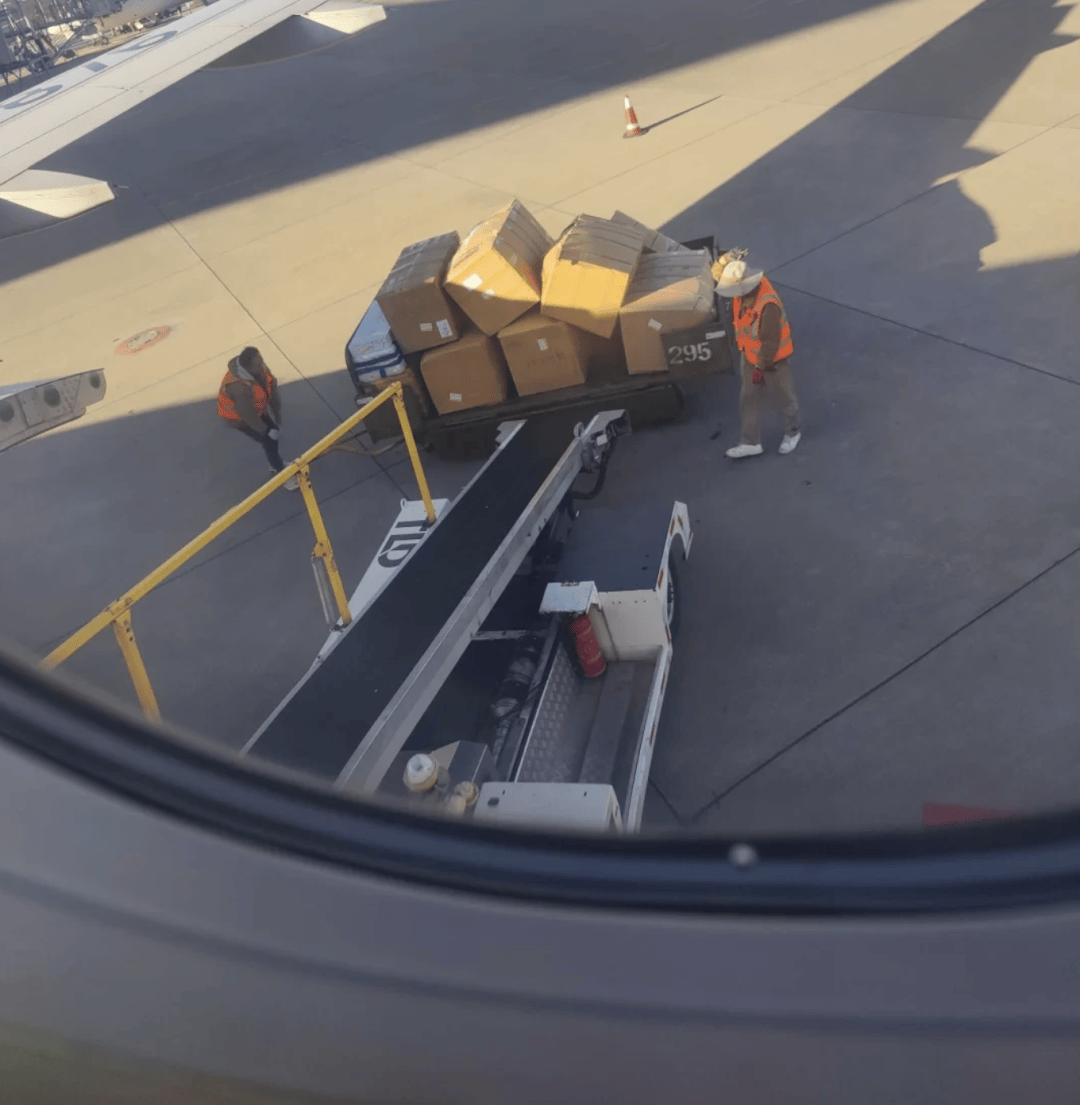 “坐飞机发现旁边放着冷链海鲜”<strong></p>
<p>原油期货怎么样</strong>,航空公司兼职送货给出差人整破防了