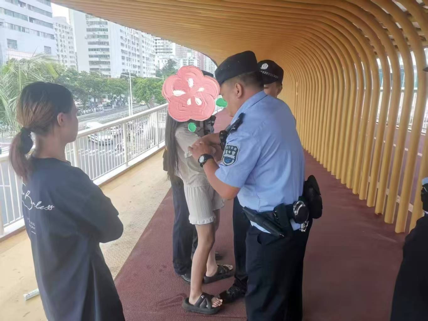 海口一女子因感情纠纷欲轻生 辅警赤手夺刀救人