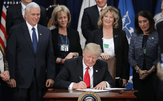 想不到美国也有今天?特朗普终于开始怕了<strong></p>
<p>国际原油下跌</strong>,3路人马抵京“求和”