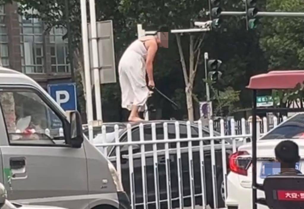 女子持械当街打砸多辆轿车<strong></p>
<p>国际原油下跌</strong>，被顶在挡风玻璃上前行，当地：女子当场被控制，警方介入调查