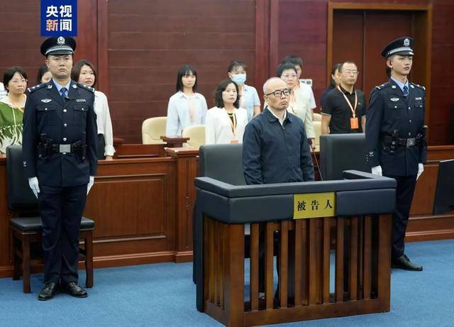 69岁原中央委员落马<strong></p>
<p>国际原油下跌</strong>,7年前曾引咎辞职!贪了近20年的“老虎”被判死缓