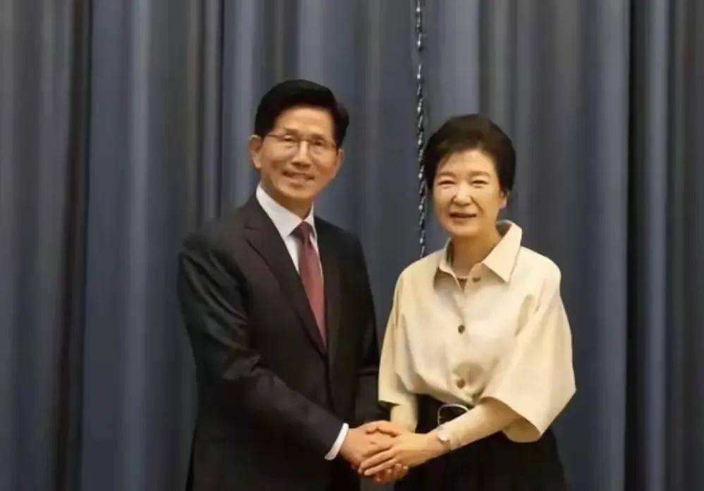 李在明胜利无望?李明博、朴槿惠联手<strong></p>
<p>国际原油下跌</strong>,韩国大选进入白热化阶段!