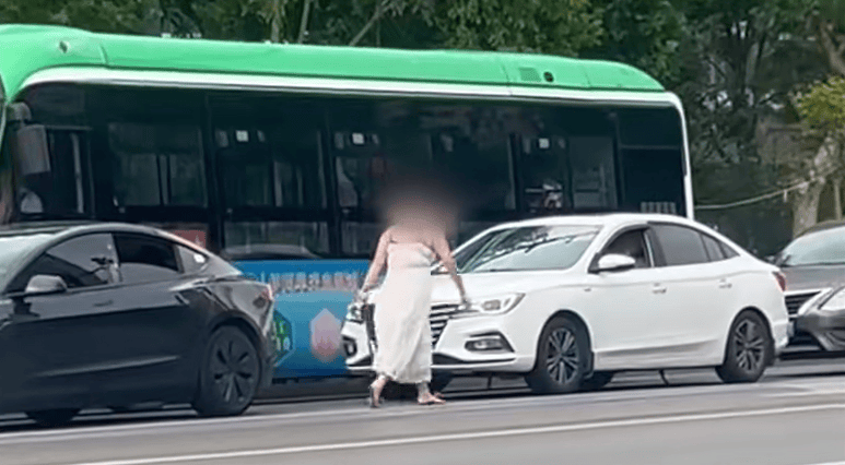 河南一女子路上持械打砸多辆车<strong></p>
<p>国际原油下跌</strong>，最新回应：已被警方控制