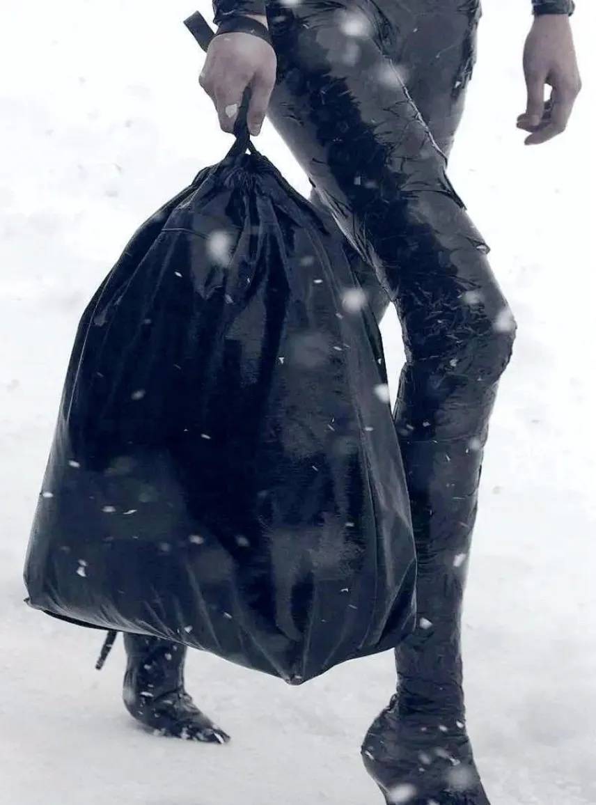 4500元一条!巴黎世家平角短裤造型半身裙惹争议<strong></p>
<p>国际原油下跌</strong>,此前曾有多款产品被质疑像“智商税”