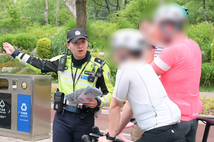 对“暴骑团”出手<strong></p>
<p>国际原油下跌</strong>!浦东交警严查违法骑行:公路不是竞技场