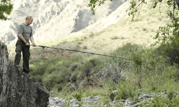 中国向20家俄军工厂<strong></p>
<p>原油直播喊单</strong>,大规模“输血”?外交部表态,语气强硬