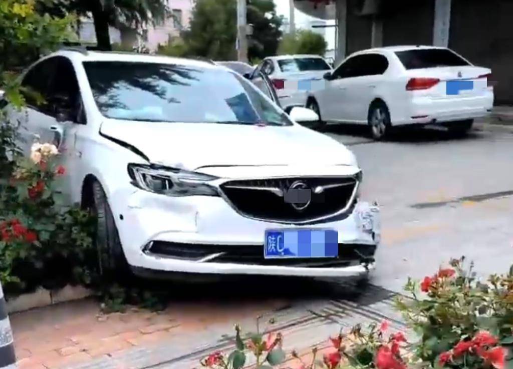 宝鸡一社区女书记当街开车追撵女子撞上电瓶车:两名女子被警方控制<strong></p>
<p>原油直播喊单</strong>,两名伤者在医院治疗