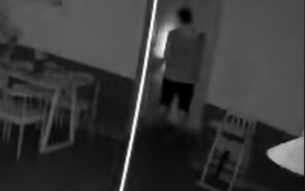 第一次见面就表白!被拒绝后男子凌晨3点狂敲女生房门<strong></p>
<p>原油直播喊单</strong>,随后拿出工具撬锁……