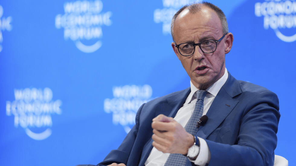 德国已拍板，乌可直攻俄境目标，70岁默克尔罕见出山，措辞不简单