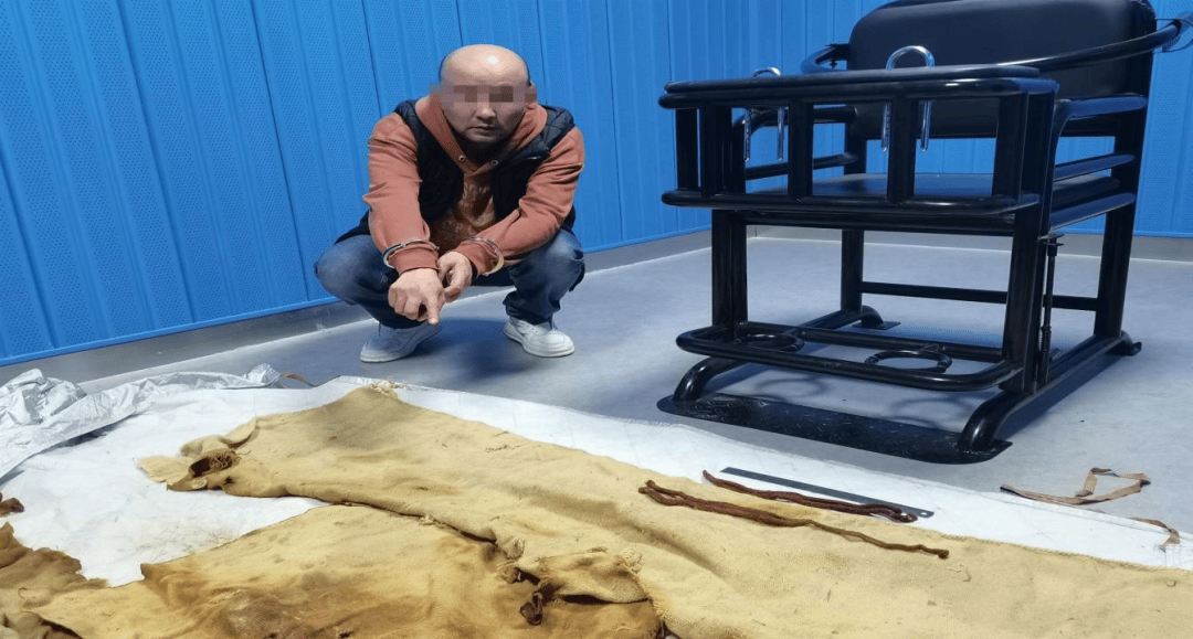 男子从干尸上扯下“裹尸布”<strong></p>
<p>原油喊单直播</strong>,保存20年后拿出来卖?