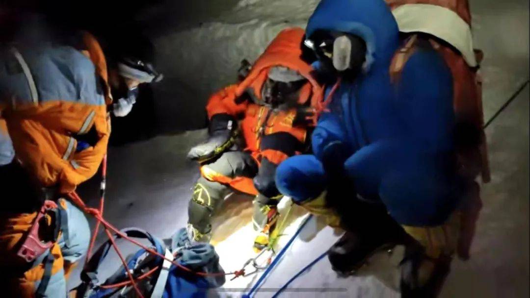 珠峰“救人者”范江涛:救下一条命<strong></p>
<p>原油喊单直播</strong>,煎熬七百天